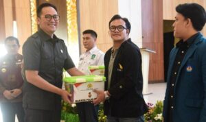 PENYERAHAN-SIMBOLIS-Waka-IV-DPRD-Provinsi-Lampung (1)