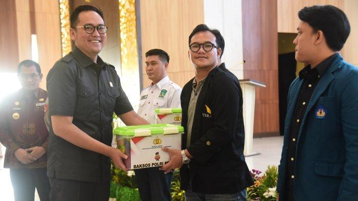 PENYERAHAN-SIMBOLIS-Waka-IV-DPRD-Provinsi-Lampung (1)